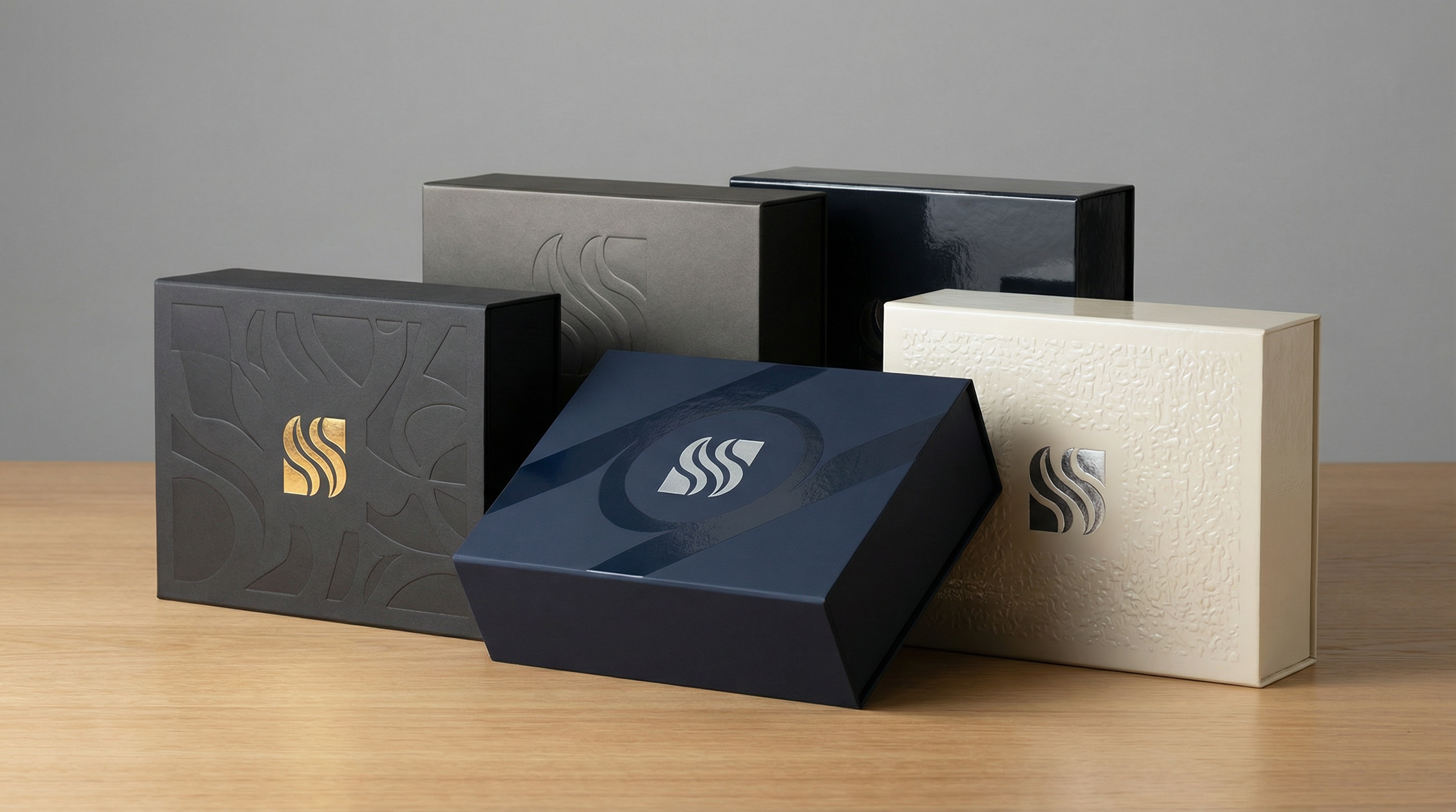 展示多種印刷工藝的企業禮盒，包括燙金、壓印、UV 局部上光等表面處理效果